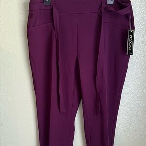 NYCC size L women’s 3/4 pants is a perfect every day wear. Comfortable fit. NWT.